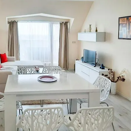 Beachfront Panoramic Flat @ South Bay Apartman *